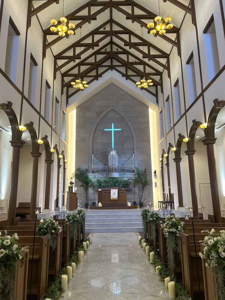 チャペルは木の温もりを感じられます！天井がとても高かったです！