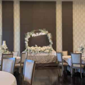 ニューヨークという披露宴会場。大人数むけの会場でフォトスポットも用意されており、華やかだった。