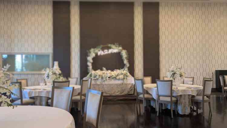 ニューヨークという披露宴会場。大人数むけの会場でフォトスポットも用意されており、華やかだった。