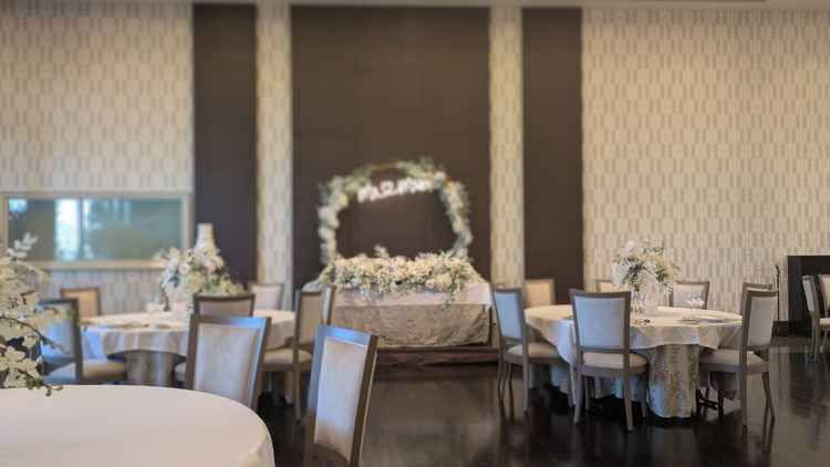 ニューヨークという披露宴会場。大人数むけの会場でフォトスポットも用意されており、華やかだった。