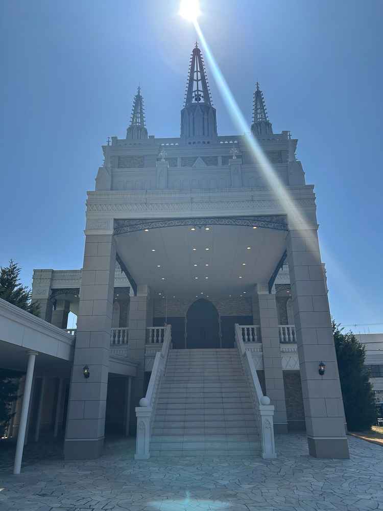 チャペルへの続く階段では、集合写真撮影のあと、追加料金なしのオープンカーに新郎新婦が乗る演出が可能。