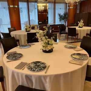 おしゃれなお皿にびっくりしました！さすが三つ星シェフがいるお店！会場も広くキッズスペースもできそう！