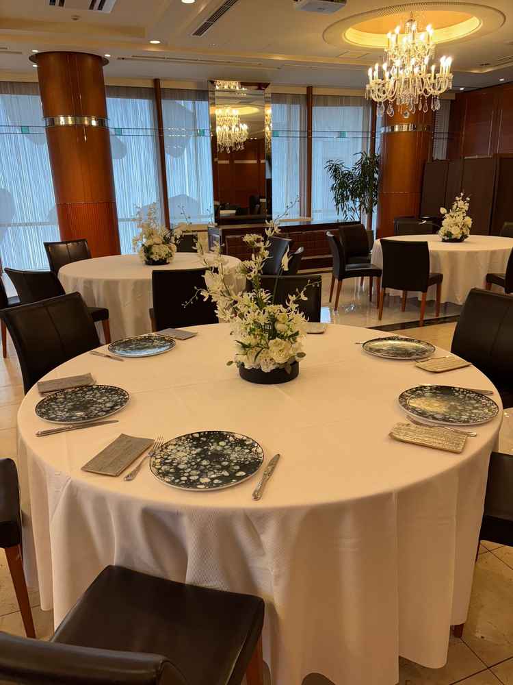 おしゃれなお皿にびっくりしました！さすが三つ星シェフがいるお店！会場も広くキッズスペースもできそう！