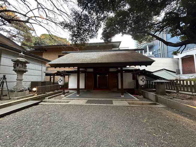 披露宴会場から神社に向かう入り口