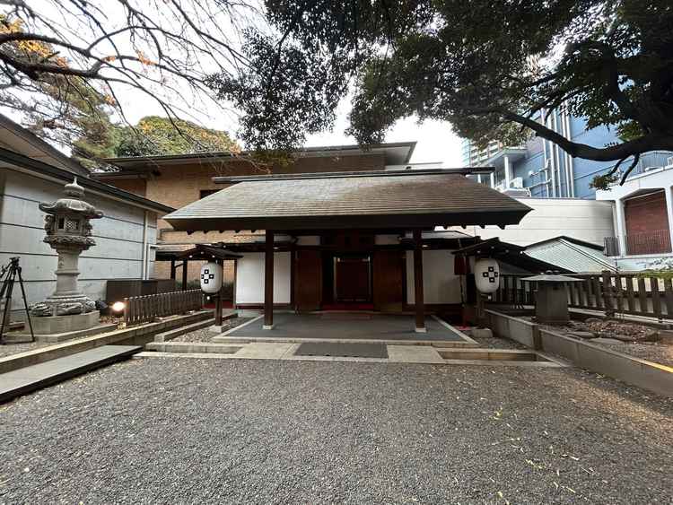 披露宴会場から神社に向かう入り口