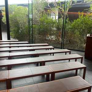 チャペルです。暖かい木の雰囲気と外から入る光がとてもきれいでした。