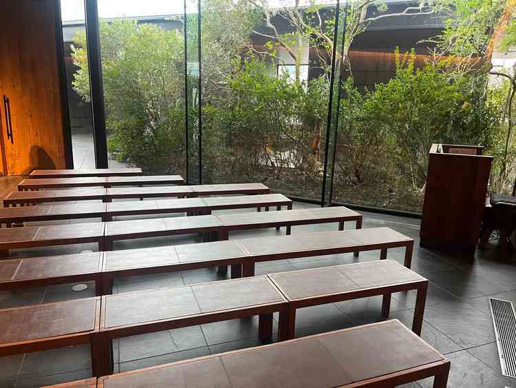 チャペルです。暖かい木の雰囲気と外から入る光がとてもきれいでした。