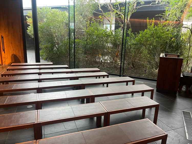 チャペルです。暖かい木の雰囲気と外から入る光がとてもきれいでした。