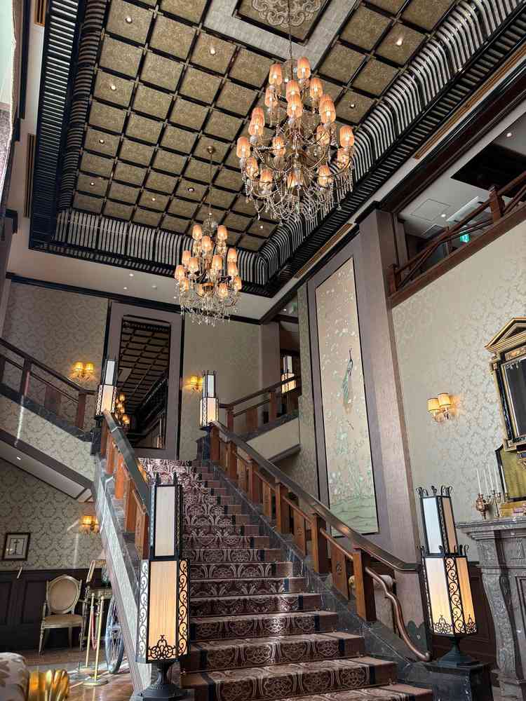 エントランスの大階段。みんなが必ず通る場所で荘厳な雰囲気。