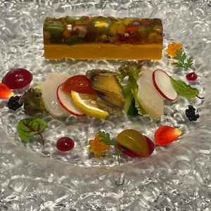 前菜として野菜の風味と刺身が味わいができそこに爽やかななソースを付けるとさらに美味しく感じました。