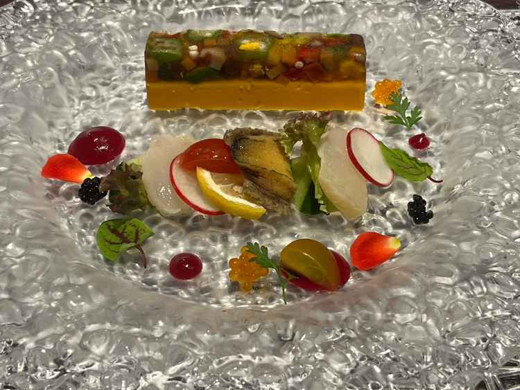 前菜として野菜の風味と刺身が味わいができそこに爽やかななソースを付けるとさらに美味しく感じました。