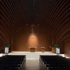 洗練されたチャペル。チャペルの広さ、天井の高さは開放感にあふれる。