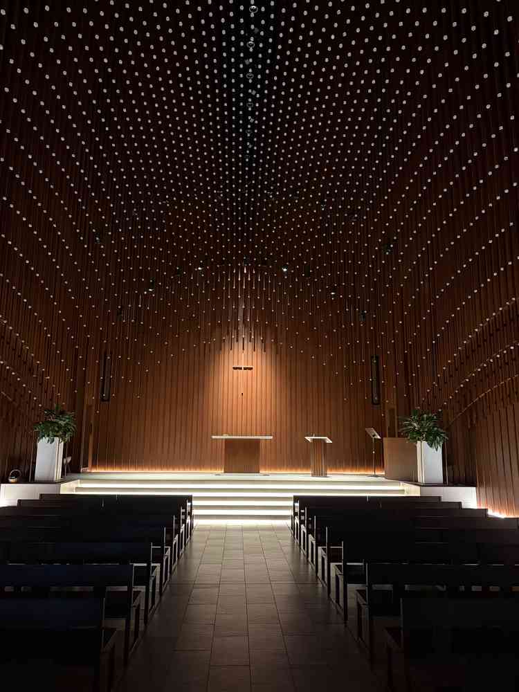洗練されたチャペル。チャペルの広さ、天井の高さは開放感にあふれる。
