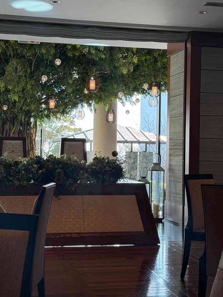 披露宴会場の中に本物の木があり驚きました。会場内もガーデンテイストで落ち着いた雰囲気でした。