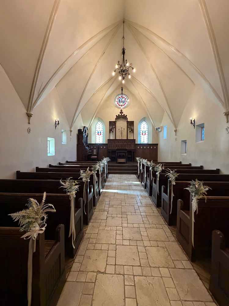 チャペルの写真。ステンドガラスがかわいい。