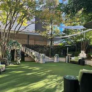 挙式前のガーデンパーティーができる庭