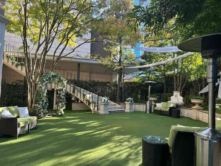 挙式前のガーデンパーティーができる庭