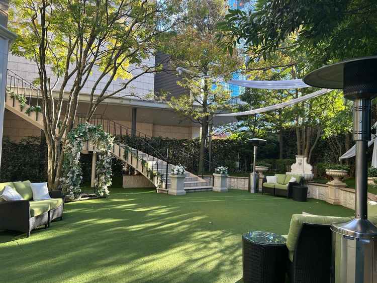 挙式前のガーデンパーティーができる庭