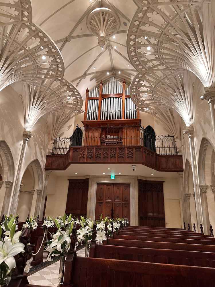 ステンドグラスの会場後方にはパイプオルガンがあり、生演奏していただける。