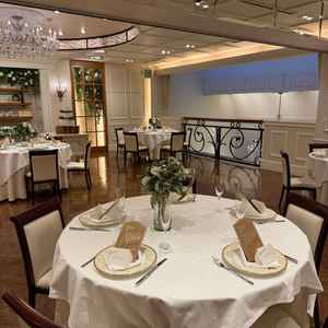 披露宴会場です。白基調で可愛く、チャペルと吹き抜けで繋がっています。