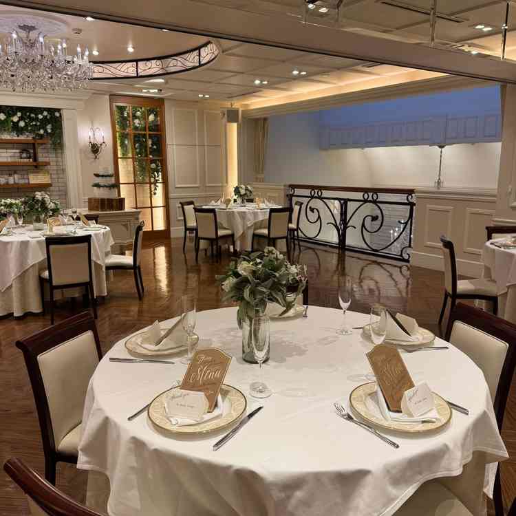 披露宴会場です。白基調で可愛く、チャペルと吹き抜けで繋がっています。