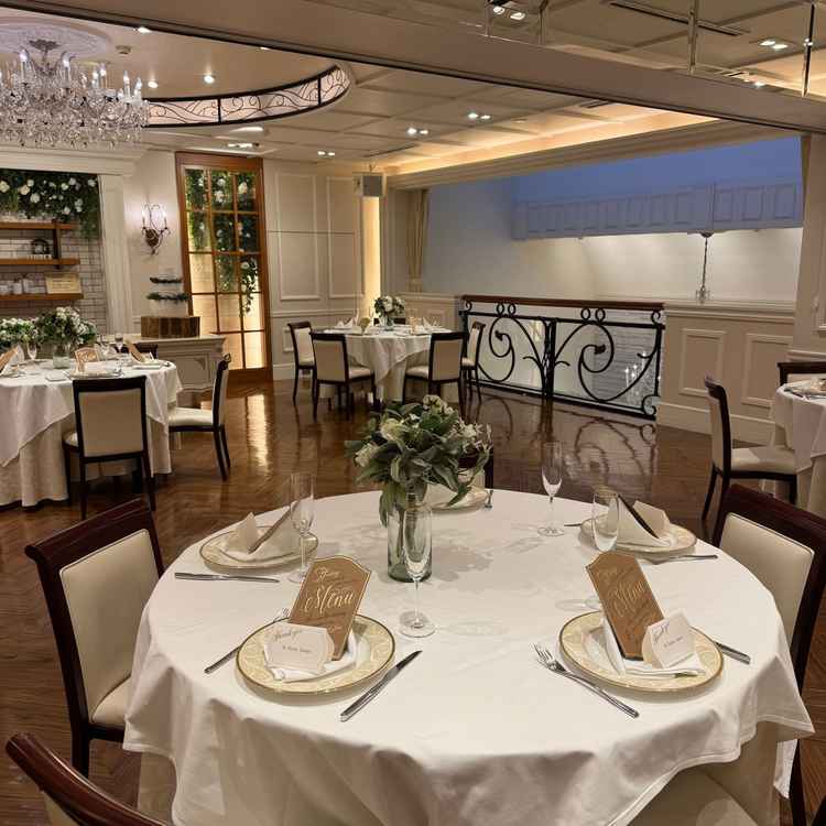 披露宴会場です。白基調で可愛く、チャペルと吹き抜けで繋がっています。