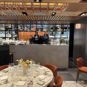 披露宴会場にバーカウンターがあり、持ち込み可能な点もいいなと思いました。