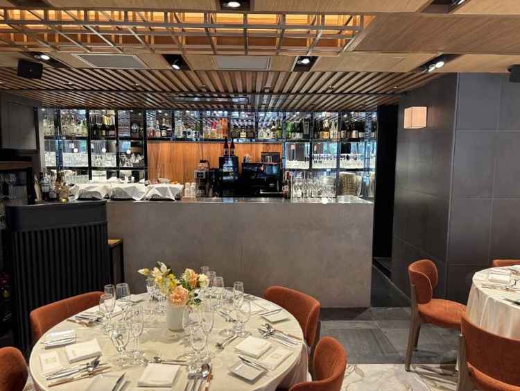 披露宴会場にバーカウンターがあり、持ち込み可能な点もいいなと思いました。