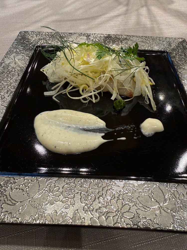 前菜の写真。料理やソースの味もですが、器もとてもおしゃれで見た目も楽しむことができました。