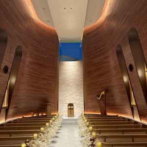 天井が高く厳かで、息を呑むような雰囲気がありました。木目調できらびやかすぎず、落ち着いた雰囲気。