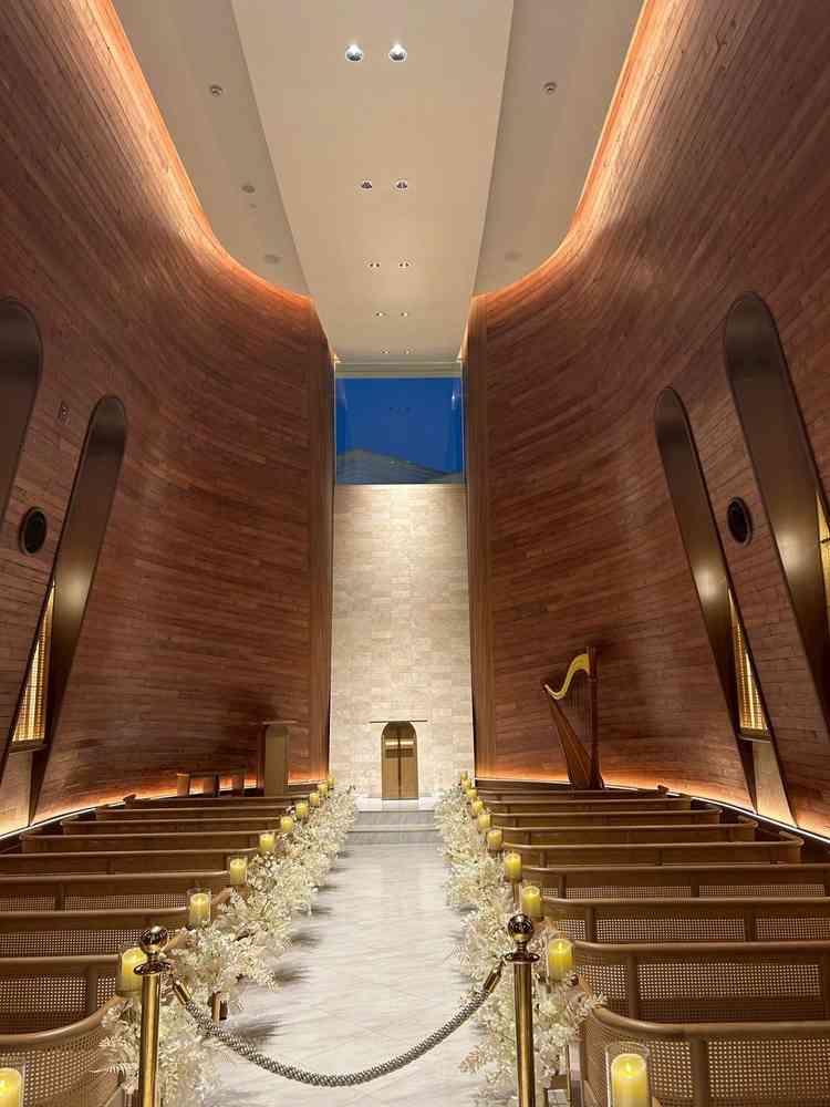 天井が高く厳かで、息を呑むような雰囲気がありました。木目調できらびやかすぎず、落ち着いた雰囲気。