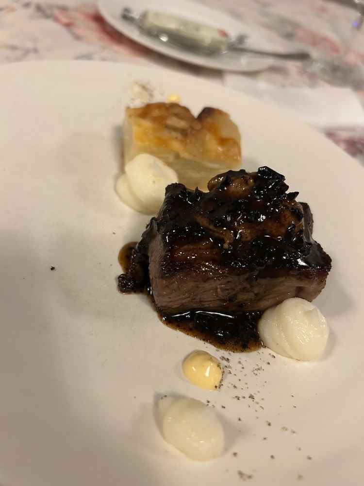 お肉が柔らかくて見た目もおしゃれで、ソースとの相性も良くおいしかったです。盛り付けもきれいだなと思う