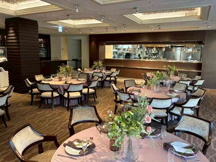 披露宴会場②クラシカルな雰囲気でいろんなドレスに合いそうです