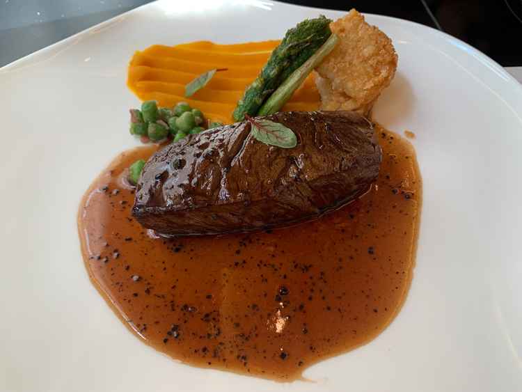 試食の牛フィレ肉です。厚みがありながら中はしっとりと柔らかく、付け合わせのお野菜も美味しかったです。