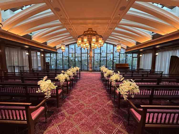 印象的なステンドグラスの挙式会場