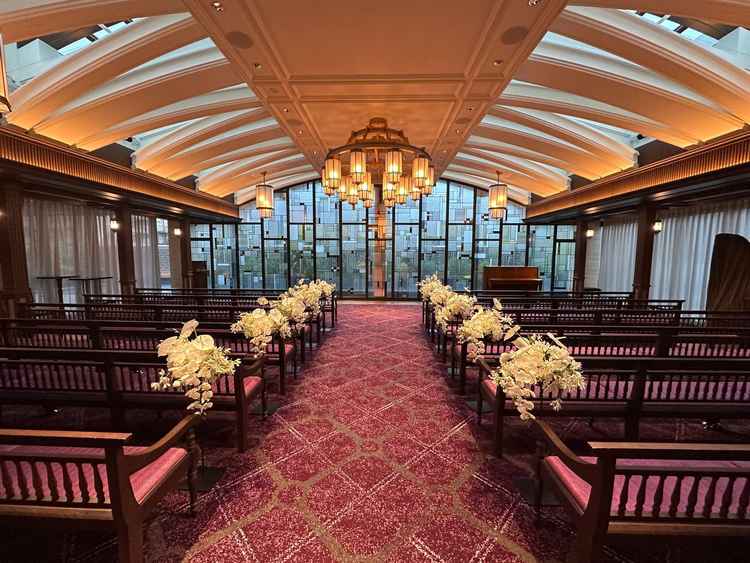 印象的なステンドグラスの挙式会場