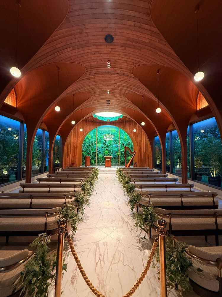 チャペル。室内とは思えない空間でナチュラルな感じが素敵。ソファもオシャレ。