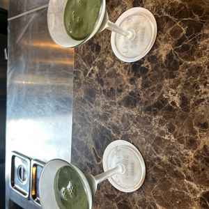 式当日にバーでゲストに出されるウェルカムドリンクの抹茶オレのようなカクテル。バーに茶釜がありました。