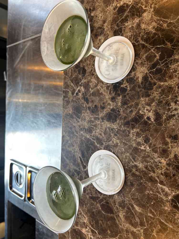 式当日にバーでゲストに出されるウェルカムドリンクの抹茶オレのようなカクテル。バーに茶釜がありました。