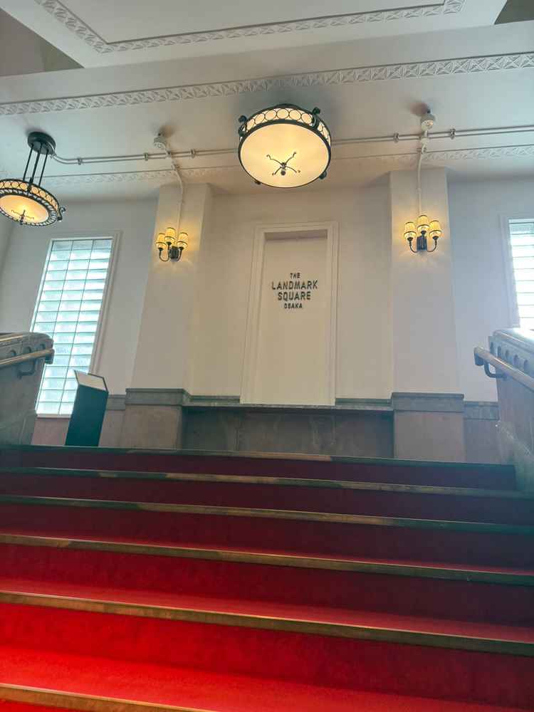 入り口は歴史を感じさせる内装。ここで写真も撮れるとのこと。