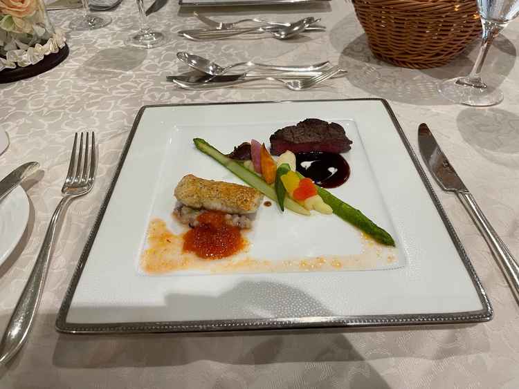 試食会はフルコースで頂く事ができました。美味しかったです。前菜のサーモンが生臭かったのが気になった