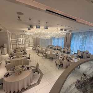 披露宴会場階段からの景色です。高すぎず参加者との距離が丁度いいです。