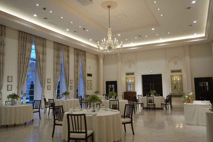 披露宴会場。一部屋の面積が大きく、見学日は30〜40名くらいのセットだったがかなり広々していた。