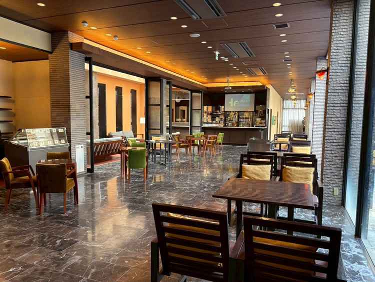 カフェみたいな雰囲気のウェイティングスペースの写真