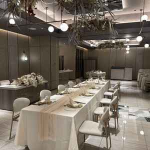 披露宴会場の内観写真。シンプルで基調ある雰囲気でした。