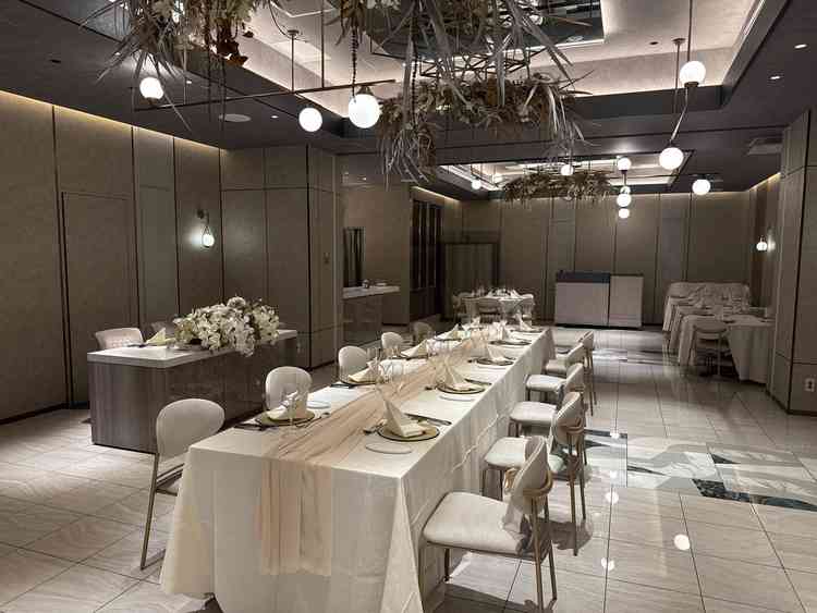 披露宴会場の内観写真。シンプルで基調ある雰囲気でした。