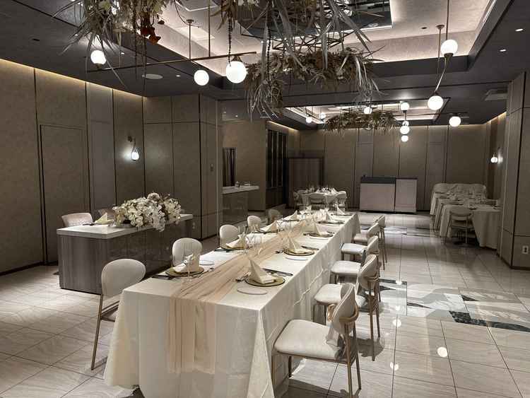 披露宴会場の内観写真。シンプルで基調ある雰囲気でした。