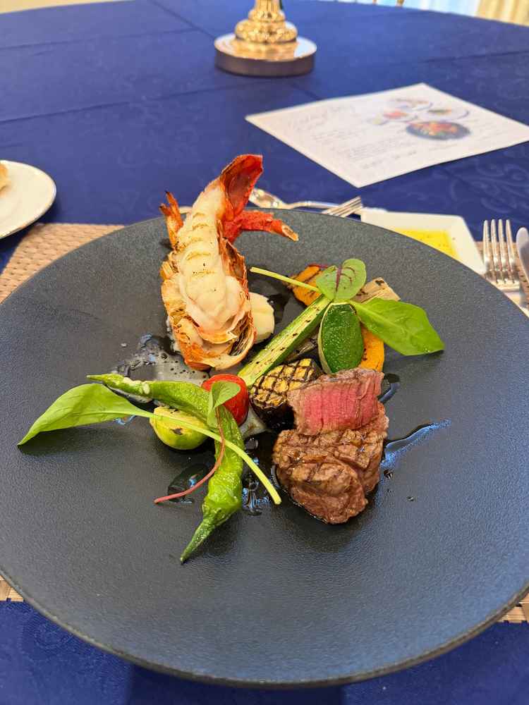 お肉も海老も豪華で、見た目も華やかなお料理でした！