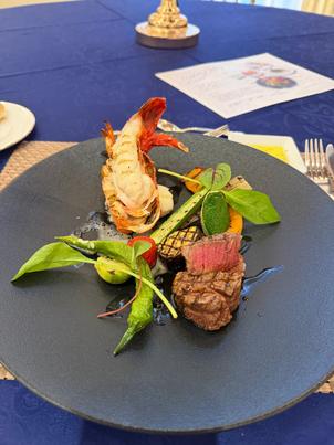 お肉も海老も豪華で、見た目も華やかなお料理でした！