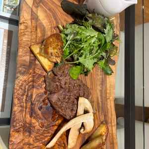 ご飯の試食をさせていただいたのですがこのメインのお肉が柔らかく高級感を感じました。